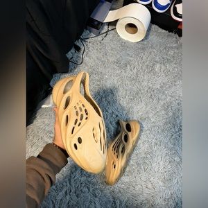 desert sand yeezy foam runners